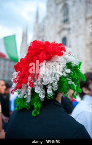 Tifoso indossando parrucca con bandiera italiana di colori mentre si guarda Italia 's gioco su grande schermo in Piazza Duomo Milano Italia Foto Stock