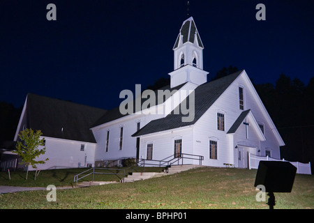 Una chiesa luterana americana bianca e rurale illuminata da una luce notturna Lower Peninsula USA USA angolo basso dall'alto nessuno nessuno ad alta risoluzione orizzontale Foto Stock