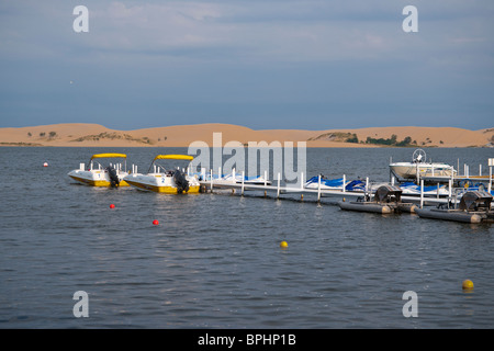 Silver Lake State Park, motoscafi, pontoni e moto d'acqua parcheggiati su un molo e dune di sabbia, vista dall'alto, nessuno in posizione orizzontale negli Stati Uniti ad alta risoluzione Foto Stock