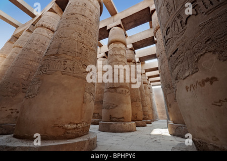 Grande Hypostyle Hall di Karnak, situato nel complesso del Tempio di Karnak e Luxor, Tebe, l'Egitto, in Arabia, in Africa Foto Stock