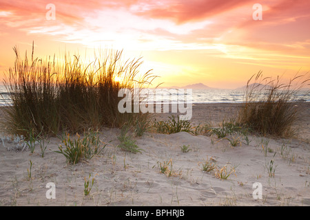 Tramonto sul mare Ionio a Kalogria Beach, Grecia Foto Stock