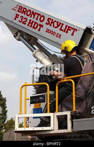 Vigili del fuoco che operano nello Skylift del Bronto presso la stazione dei vigili del fuoco di Westbourne, Bournemouth, Dorset UK nel mese di agosto Foto Stock