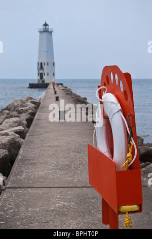 Il faro Frankfort North Breakwater presso il lago Michigan Michigan, negli Stati Uniti, ospita il cerchio di sicurezza su un molo che conduce ad alta risoluzione verticale ad angolo basso Foto Stock