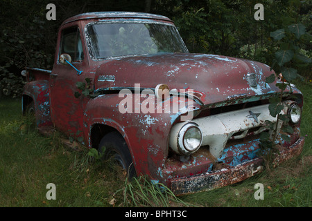 Un vecchio pick-up F100 Ford arrugginito auto insolita nessuno orizzontale negli Stati Uniti ad alta risoluzione Foto Stock