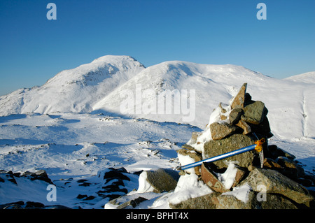 Paesaggio invernale nel distretto del Lago Seathwaite cadde guardando verso il grande timpano e timpano verde Foto Stock