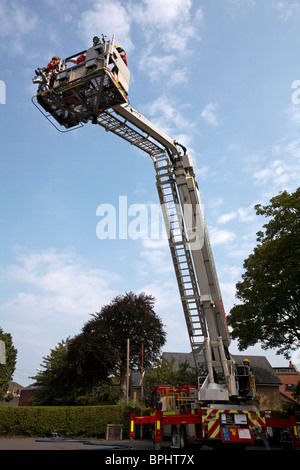 Lo Skylift di Bronto viene sollevato in alto presso la stazione dei vigili del fuoco di Westbourne, Bournemouth, Dorset UK nel mese di agosto Foto Stock