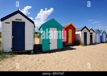 Coloratissima linea di tradizionali cabine in legno, Southwold, Suffolk, Inghilterra Foto Stock