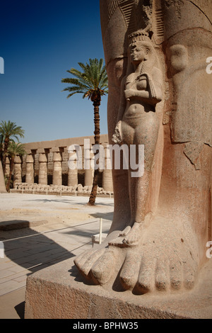 Statua di Ramses II e sua figlia Merit-Amun al Tempio di Karnak complessa, Luxor, Tebe, l'Egitto, in Arabia, in Africa Foto Stock