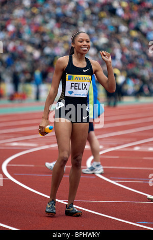 Allyson Felix vincendo il 400m donne la corsa a Aviva London Grand Prix, il Crystal Palace di Londra. 2010. Foto Stock