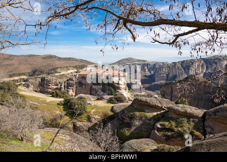 Varlaam Roussanou e monasteri in primavera, Meteora, Kalambaka, Grecia. Foto Stock