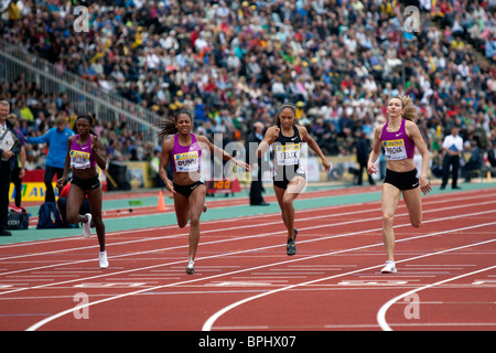 Allyson Felix vincendo il 400m donne la corsa a Aviva London Grand Prix, il Crystal Palace di Londra. 2010. Foto Stock