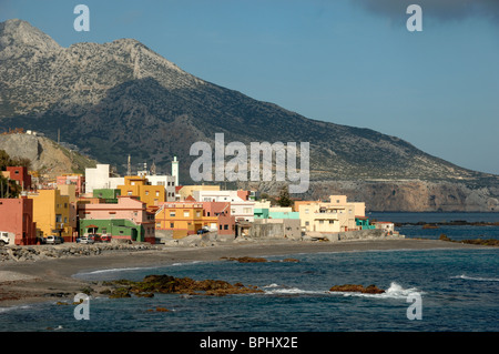 Vista di Benzu, un villaggio di frontiera sul confine Spagna-Marocco o Spagna-Marocco, con la spiaggia e il monte Jebel Muta in Marocco, Ceuta, Spagna Foto Stock