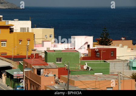 Case cubiche colorate a Benzu, un villaggio di frontiera sul confine Spagna-Marocco o Spagna-Marocco, Enclave Spainish di Ceuta, Spagna, Africa del Nord Foto Stock