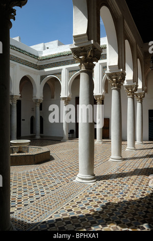 Palazzo del Sultano & Museo Kasbah, corte interna, Cortile, colonne e fontana centrale, Tangeri, Tanger o Tangeri, Marocco Foto Stock