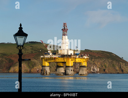 Il semi-sommergibile olio impianto di perforazione Transocean piuttosto ormeggiata in Cromarty Firth, Scozia, incorniciato da un lampione Foto Stock