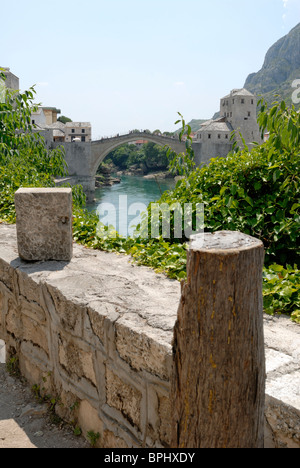 Il Stari Most, il Ponte Vecchio è il simbolo più famoso della città di Mostar. Il vecchio ponte è stato costruito 1566 da Mimar Hayrudin. L'.. Foto Stock