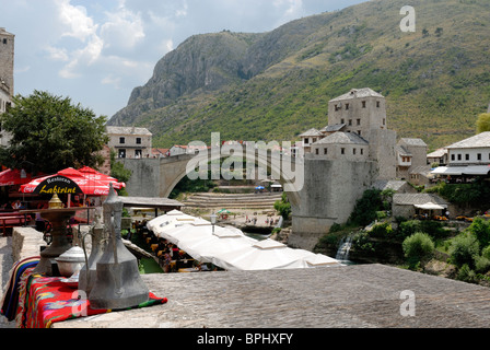 Il Stari Most, il Ponte Vecchio è il simbolo più famoso della città di Mostar. Il vecchio ponte è stato costruito 1566 da Mimar Hayrudin. L'.. Foto Stock