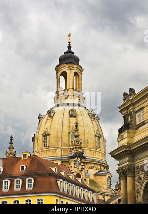 Cupola della Frauenkirche di Dresda incorniciato da edifici circostanti e contro il cielo grigio Foto Stock