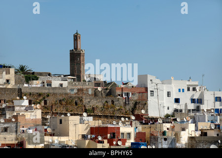 Vista della Medina e della città vecchia o di Tangeri, Tanger o Tangeri, con tetti e piatti satellitari dai Giardini Mendoubia, Marocco Foto Stock