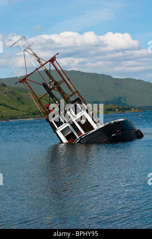 Parzialmente sommerso peschereccio in Loch Linnie Foto Stock