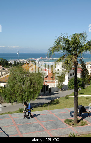 Città vista su Tangeri e il Mar Mediterraneo da tenditori terrazza o Terrasse des Paresseux, Tangeri o Tanger, Marocco Foto Stock
