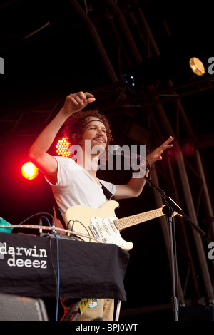 Darwin Deez giocando il Green Man Festival 2010, Brecon Galles Beacon. Foto Stock