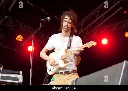 Darwin Deez giocando il Green Man Festival 2010, Brecon Galles Beacon. Foto Stock