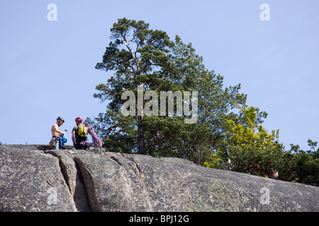 Gli arrampicatori Mouontain sul ripido fianco della montagna di Simonsberget, Tunaberg, Svezia. Foto Stock