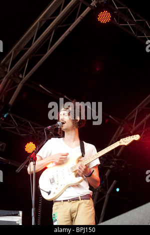 Darwin Deez giocando il Green Man Festival 2010, Brecon Galles Beacon. Foto Stock