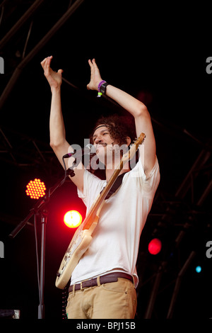 Darwin Deez giocando il Green Man Festival 2010, Brecon Galles Beacon. Foto Stock