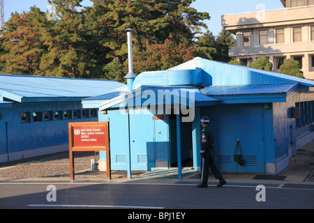 Nazioni Unite edifici ROK soldati Comune di area di sicurezza di Panmunjom, zona demilitarizzata, DMZ, Corea, Asia Foto Stock