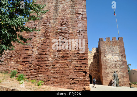 Il castello di Silves con la statua del re D. Sancho I, Silves, Algarve, PORTOGALLO Foto Stock