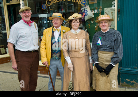 Gli uomini e le donne in costume in occasione dell'annuale Festival del Vittoriano in Llandrindod Wells Powys Mid Wales UK Foto Stock