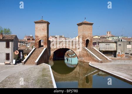 Trepponti e canal nel Delta del Po città di Comacchio, Ferrara, Italia. Foto Stock