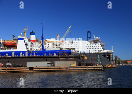 Una grande nave passeggeri viene rinnovato nel cantiere navale di Gdansk, Polonia. Foto Stock