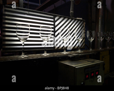 Il controllo automatico della qualità di Libbey fabbrica di vetro di Leerdam nei Paesi Bassi dove fanno wineglasses Foto Stock