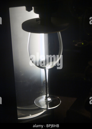 Il controllo di qualità nell'Libbey fabbrica di vetro di Leerdam nei Paesi Bassi dove fanno wineglasses Foto Stock