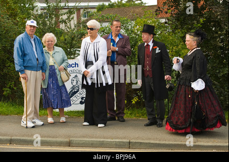 Visitatori e costume Victorians al Victorian Festival a Llandrindod Wells Powys Mid Wales UK Foto Stock