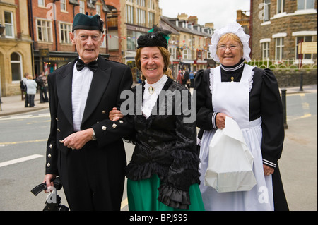 Classe superiore Victorians con la cameriera in costume in occasione dell'annuale Festival del Vittoriano in Llandrindod Wells Powys Mid Wales UK Foto Stock