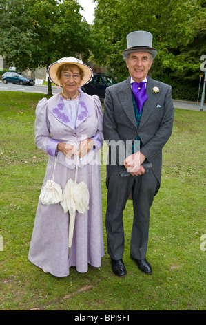 Donna e uomo in costume in occasione dell'annuale Festival del Vittoriano in Llandrindod Wells Powys Mid Wales UK Foto Stock