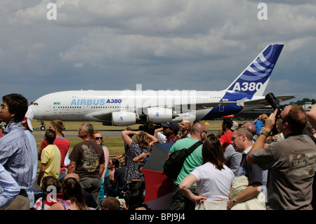 Un Airbus 380 jet del passeggero e gli spettatori a Farnborough Air Show 2010 England Regno Unito Foto Stock