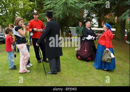 Gli uomini e le donne in costume in chat in occasione dell'annuale Festival del Vittoriano in Llandrindod Wells Powys Mid Wales UK Foto Stock