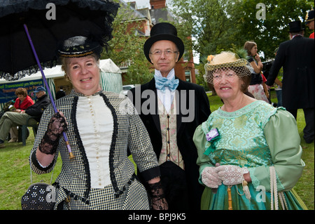 Uomo e donna in costume in occasione dell'annuale Festival del Vittoriano in Llandrindod Wells Powys Mid Wales UK Foto Stock