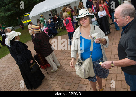 Gli uomini e le donne in costume e abbigliamento moderno al Vittoriano annuale Festival a Llandrindod Wells Powys Mid Wales UK Foto Stock