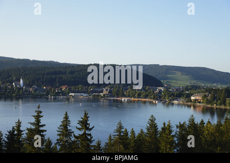 Vista sul lago Titisee per Titisee Neustadt, Baden-Württemberg, Germania Foto Stock