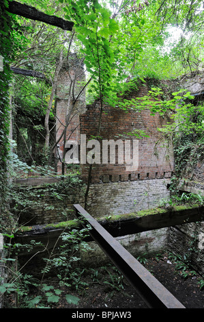 Vecchi edifici per uffici di Fussells inferiore opere in ferro, Mells. Chiuso nel 1894, e bruciato negli anni ottanta Foto Stock