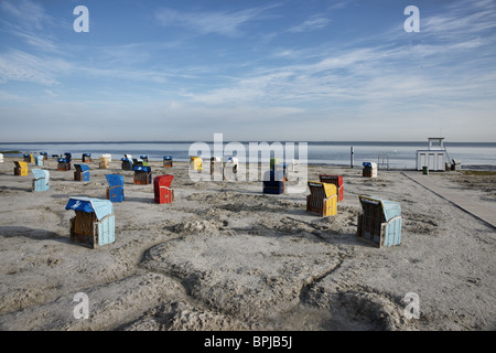 Coperto e sedie da spiaggia in vimini a beach, Carolinensiel-Harlesiel, Frisia orientale, Bassa Sassonia, Germania Foto Stock