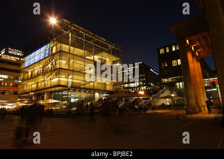 Kunstmuseum illuminato a piazza Castello di sera, Stoccarda, Baden-Württemberg, Germania Foto Stock