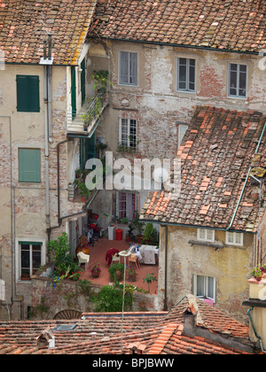 Case nel centro storico di Lucca, Toscana, Italia foto scattata dalla Torre Guinigi Foto Stock