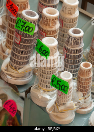 Negozio di souvenir torre pendente lampade in vari formati per la vendita in Pisa, Toscana, Italia Foto Stock